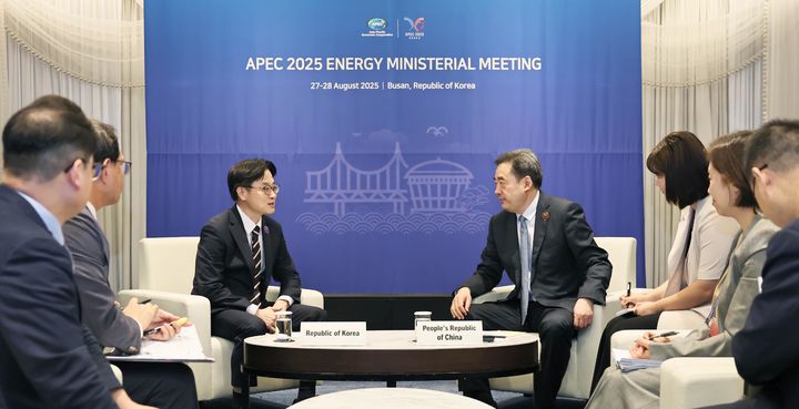 [서울=뉴시스] 김정관 산업통상장원부 장관이 28일 부산 해운대구 파라다이스호텔에서 왕훙즈 중국 '에너지국 국장(장관급)'과 면담하고 있다. (사진=산업통상자원부 제공) 2025.08.28. photo@newsis.com *재판매 및 DB 금지