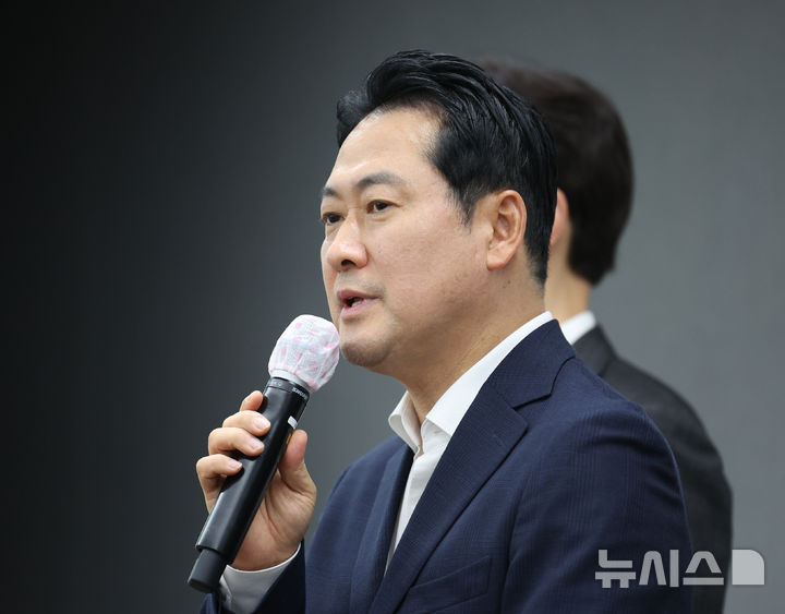 [인천=뉴시스] 김금보 기자 = 장동혁 국민의힘 대표가 28일 오후 인천 중구 인천국제공항공사 항공교육원에서 현안 관련 기자간담회를 열고 발언을 하고 있다. 2025.08.28. kgb@newsis.com