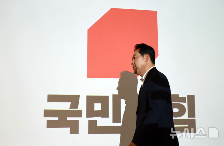 [인천=뉴시스] 김금보 기자 = 장동혁 국민의힘 대표가 28일 오후 인천 중구 인천국제공항공사 항공교육원에서 현안 관련 기자간담회를 하기 위해 연단에 오르고 있다. 2025.08.28. kgb@newsis.com