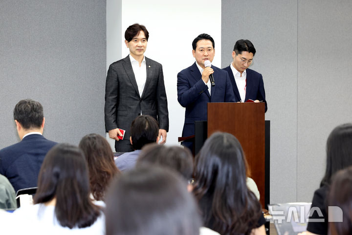 [인천=뉴시스] 김금보 기자 = 장동혁 국민의힘 대표가 28일 오후 인천 중구 인천국제공항공사 항공교육원에서 현안 관련 기자간담회를 열고 발언을 하고 있다. 2025.08.28. kgb@newsis.com