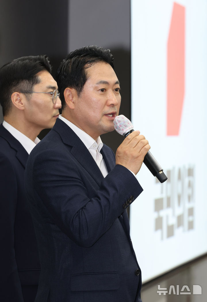 [인천=뉴시스] 김금보 기자 = 장동혁 국민의힘 대표가 28일 오후 인천 중구 인천국제공항공사 항공교육원에서 현안 관련 기자간담회를 열고 발언을 하고 있다. 2025.08.28. kgb@newsis.com