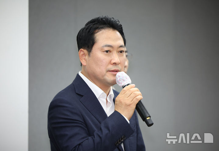 [인천=뉴시스] 김금보 기자 = 장동혁 국민의힘 대표가 28일 오후 인천 중구 인천국제공항공사 항공교육원에서 현안 관련 기자간담회를 열고 발언을 하고 있다. 2025.08.28. kgb@newsis.com