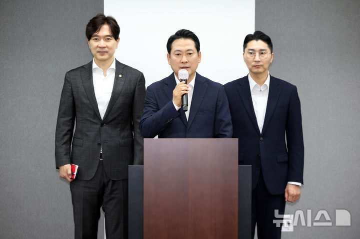 [인천=뉴시스] 김금보 기자 = 장동혁 국민의힘 대표가 28일 오후 인천 중구 인천국제공항공사 항공교육원에서 현안 관련 기자간담회를 열고 발언을 하고 있다. 2025.08.28. kgb@newsis.com