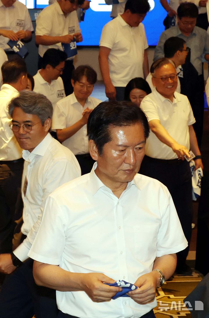 [인천=뉴시스] 조성봉 기자 = 정청래 더불어민주당 대표가 28일 인천 중구 파라다이스시티 컨벤션센터 그랜드볼룸에서 열린 2025년 정기국회 대비 국회의원 워크숍에서 기념촬영을 마치고 자리로 향하고 있다. 2025.08.28. suncho21@newsis.com