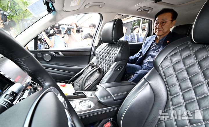 [서울=뉴시스] 김선웅 기자 = 김윤덕 국토교통부 장관이 28일 서울 마포구 미래모빌리티센터에서 자율주행 차량에 시승하고 있다. (공동취재) 2025.08.28. photo@newsis.com