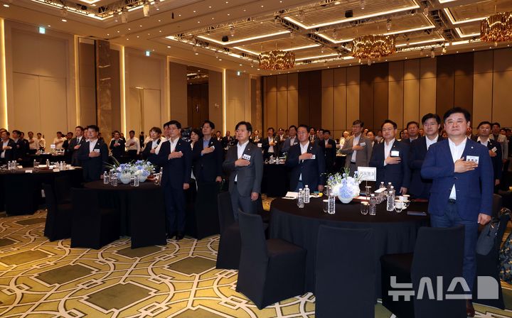 [인천=뉴시스] 조성봉 기자 = 정청래 더불어민주당 대표와 김병기 원내대표를 비롯한 의원들이 28일 인천 중구 파라다이스시티 컨벤션센터 그랜드볼룸에서 열린 2025년 정기국회 대비 민주당 국회의원 워크숍에서 국민의례를 하고 있다. 2025.08.28. suncho21@newsis.com