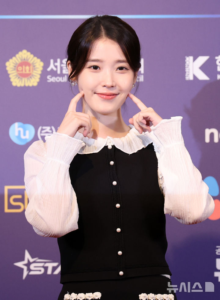 [서울=뉴시스] 조성우 기자 = 가수 겸 배우 아이유가 28일 서울 중구 롯데호텔에서 열린 제7회 뉴시스 한류엑스포(2025 K-엑스포) 포토월 행사에 참석하고 있다. 2025.08.28. xconfind@newsis.com