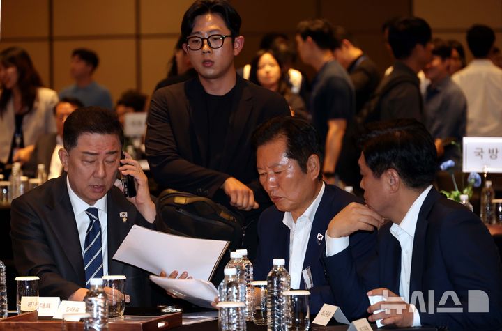 [인천=뉴시스] 조성봉 기자 = 정청래 더불어민주당 대표와 김병기 원내대표, 조승래 사무총장이 28일 인천 중구 파라다이스시티 컨벤션센터 그랜드볼룸에서 열린 2025년 정기국회 대비 민주당 국회의원 워크숍에서 대화를 하고 있다. 2025.08.28. suncho21@newsis.com