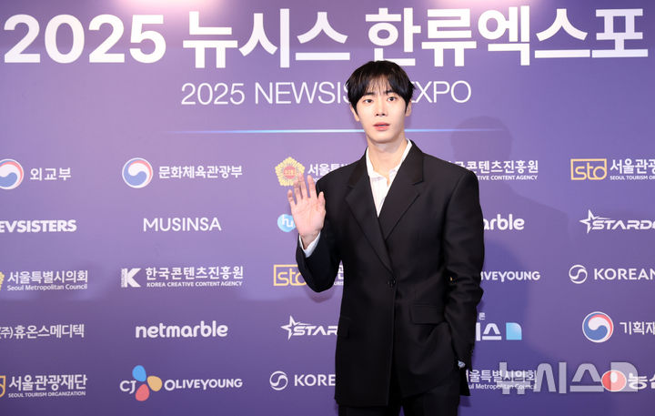 [서울=뉴시스] 조성우 기자 = 배우 추영우가 28일 서울 중구 롯데호텔에서 열린 제7회 뉴시스 한류엑스포(2025 K-엑스포) 포토월 행사에서 포즈를 취하고 있다. 2025.08.28. xconfind@newsis.com