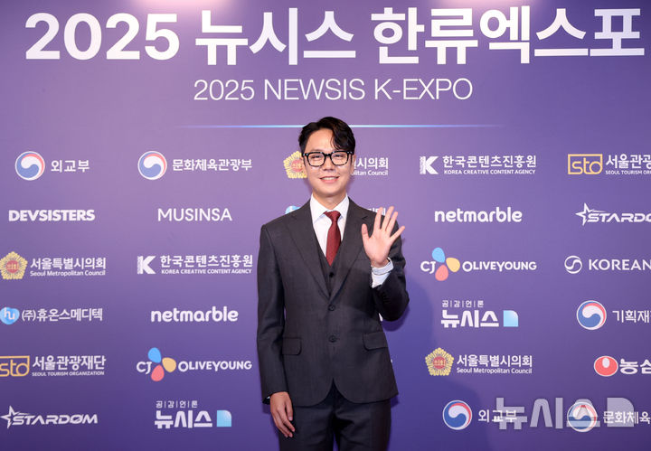 [서울=뉴시스] 조성우 기자 = 이낙준 작가가 28일 서울 중구 롯데호텔에서 열린 제7회 뉴시스 한류엑스포(2025 K-엑스포) 포토월 행사에서 포즈를 취하고 있다. 2025.08.28. xconfind@newsis.com