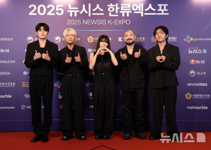 [서울=뉴시스] 조성우 기자 = 그룹 비트펠라하우스가 28일 서울 중구 롯데호텔에서 열린 제7회 뉴시스 한류엑스포(2025 K-엑스포) 포토월 행사에서 포즈를 취하고 있다. 2025.08.28. xconfind@newsis.com