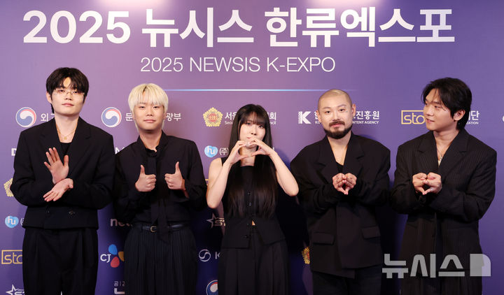 [서울=뉴시스] 조성우 기자 = 그룹 비트펠라하우스가 28일 서울 중구 롯데호텔에서 열린 제7회 뉴시스 한류엑스포(2025 K-엑스포) 포토월 행사에서 포즈를 취하고 있다. 2025.08.28. xconfind@newsis.com