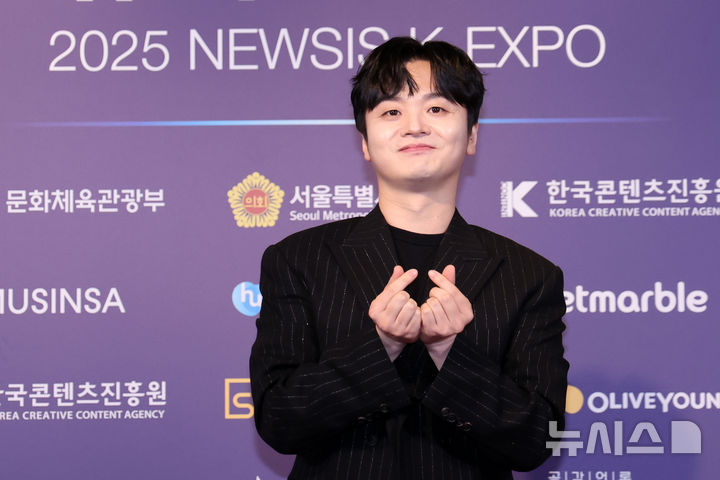 [서울=뉴시스] 조성우 기자 = 가수 황가람이 28일 서울 중구 롯데호텔에서 열린 제7회 뉴시스 한류엑스포(2025 K-엑스포) 포토월 행사에서 포즈를 취하고 있다. 2025.08.28. xconfind@newsis.com