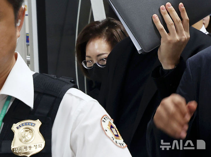 [서울=뉴시스] 홍효식 기자 = 이태원 참사에 부실 대응한 혐의로 기소됐으나 1심에서 무죄를 선고받은 박희영 용산구청장의 항소심 재판이 10·29 이태원참사 특별조사위원회(특조위)의 조사 보고서가 나올 때까지 중단된다. 박희영 용산구청장이 28일 오후 서울 서초구 서울고등법원에서 열린 이태원 참사 용산구청장 업무상과실치사 등 혐의 관련 항소심 3차 공판에 출석하고 있다. 2025.08.28. yesphoto@newsis.com