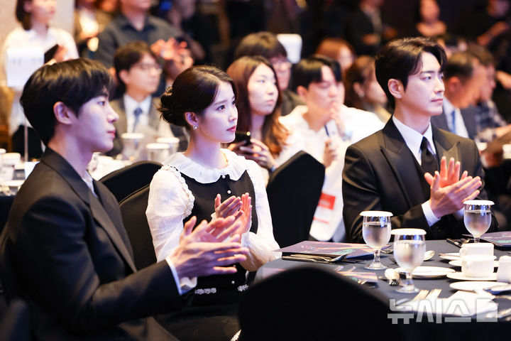 [서울=뉴시스] 황준선 기자 = 28일 서울 중구 롯데호텔에서 열린 제7회 뉴시스 한류엑스포(2025 K-엑스포)에서 배우 추영우, 가수 겸 배우 아이유, 배우 이준혁이 박수를 치고 있다. 2025.08.28. hwang@newsis.com