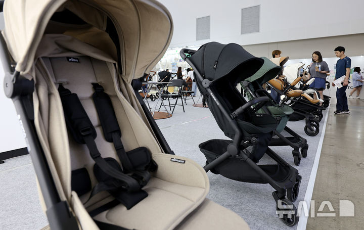 [대구=뉴시스] 이무열 기자 = 28일 대구 북구 엑스코에서 열린 제45회 대구 베이비＆키즈페어를 찾은 관람객들이 유모차를 살펴보고 있다. 2025.08.28. lmy@newsis.com