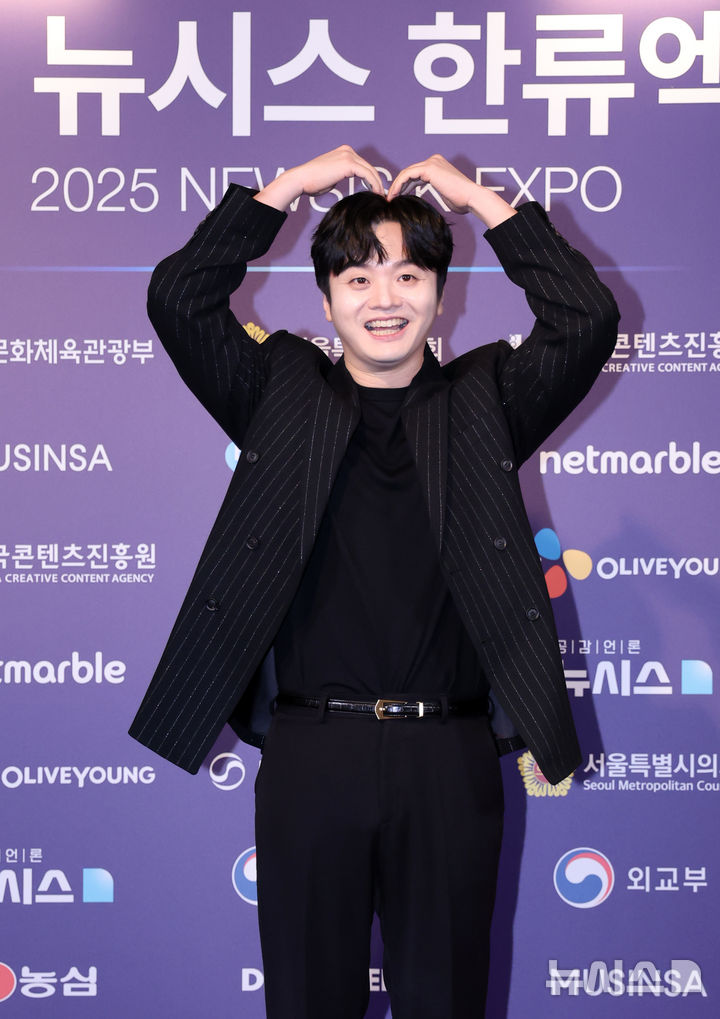 [서울=뉴시스] 조성우 기자 = 가수 황가람이 28일 서울 중구 롯데호텔에서 열린 제7회 뉴시스 한류엑스포(2025 K-엑스포) 포토월 행사에서 포즈를 취하고 있다. 2025.08.28. xconfind@newsis.com