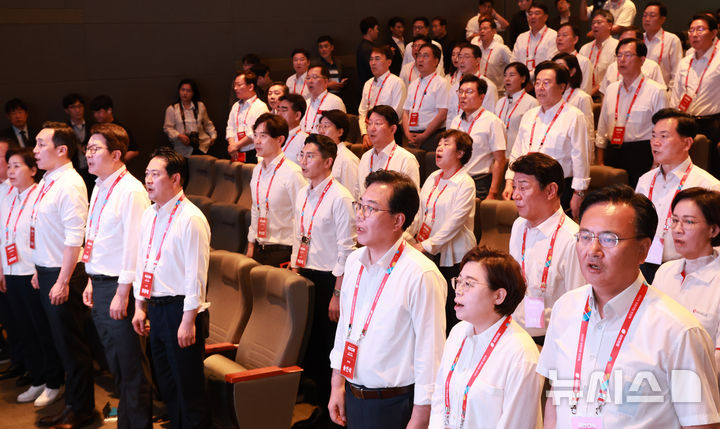 [인천=뉴시스] 김금보 기자 = 장동혁 국민의힘 대표를 비롯한 의원들이 28일 오후 인천 중구 인천국제공항공사 항공교육원에서 열린 2025 국민의힘 국회의원 연찬회에서 애국가제창을 하고 있다. 2025.08.28. kgb@newsis.com