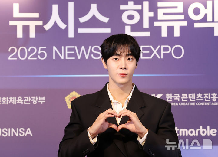 [서울=뉴시스] 조성우 기자 = 배우 추영우가 28일 서울 중구 롯데호텔에서 열린 제7회 뉴시스 한류엑스포(2025 K-엑스포) 포토월 행사에서 포즈를 취하고 있다. 2025.08.28. xconfind@newsis.com