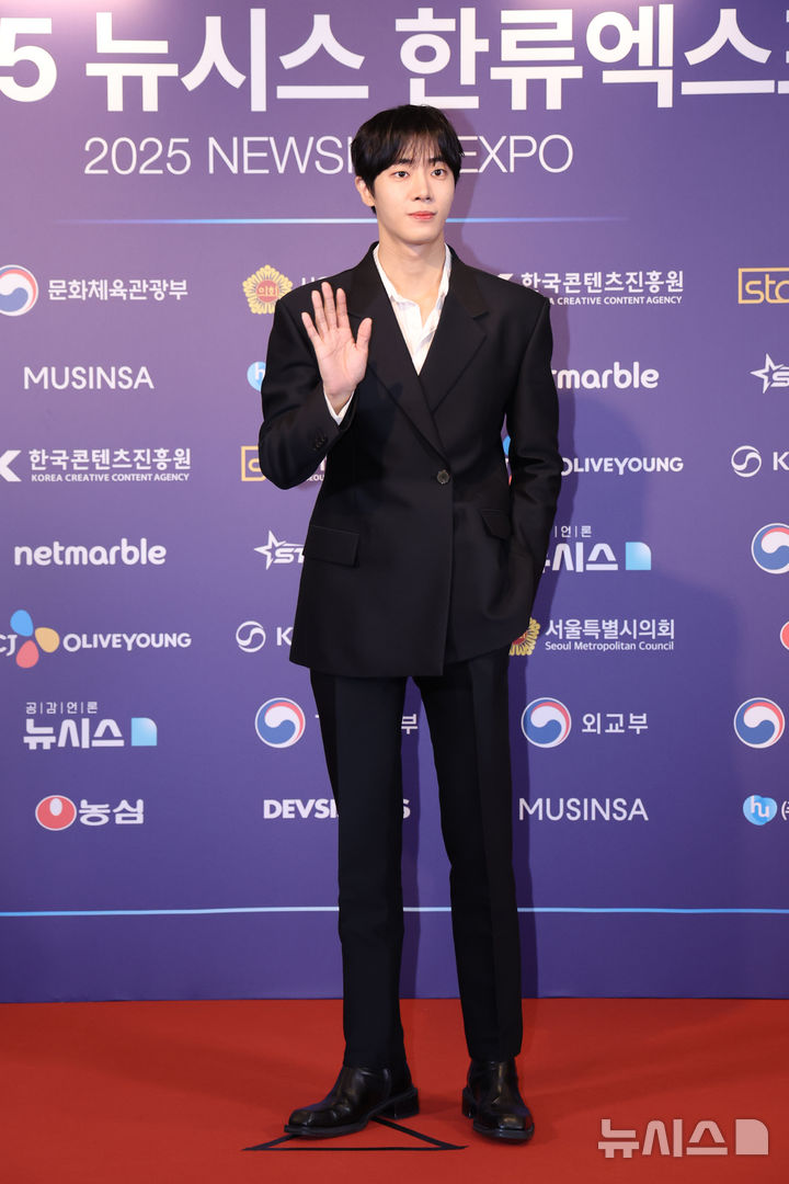 [서울=뉴시스] 조성우 기자 = 배우 추영우가 28일 서울 중구 롯데호텔에서 열린 제7회 뉴시스 한류엑스포(2025 K-엑스포) 포토월 행사에서 포즈를 취하고 있다. 2025.08.28. xconfind@newsis.com