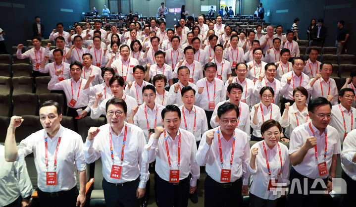 [인천=뉴시스] 김금보 기자 = 장동혁 국민의힘 대표를 비롯한 의원들이 28일 오후 인천 중구 인천국제공항공사 항공교육원에서 열린 2025 국민의힘 국회의원 연찬회에서 슬로건을 외치며 기념촬영을 하고 있다. 2025.08.28. kgb@newsis.com