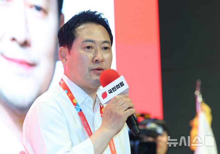 [인천=뉴시스] 김금보 기자 = 장동혁 국민의힘 대표가 28일 오후 인천 중구 인천국제공항공사 항공교육원에서 열린 2025 국민의힘 국회의원 연찬회에서 인사말을 하고 있다. 2025.08.28. kgb@newsis.com