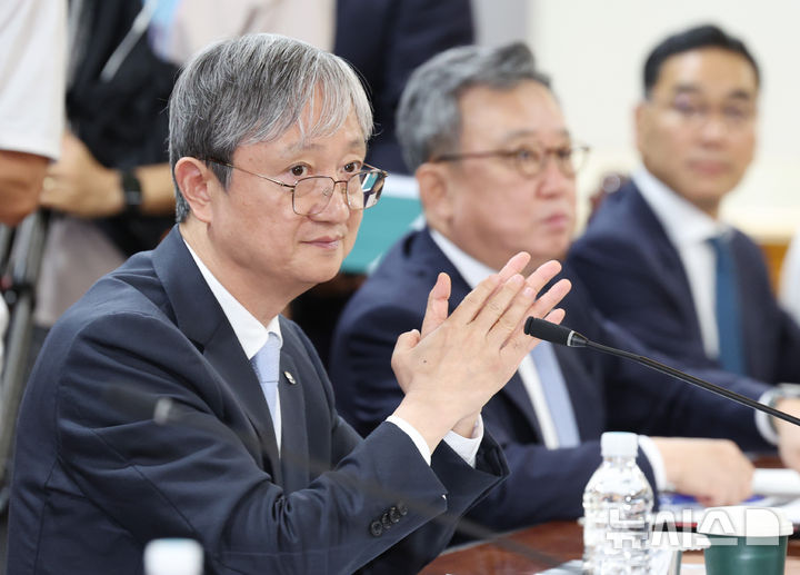 [서울=뉴시스] 김진아 기자 = 이찬진 금융감독원장이 28일 서울 중구 은행연합회에서 열린 은행장 간담회에서 장내 정리를 기다리고 있다. 2025.08.28. bluesoda@newsis.com