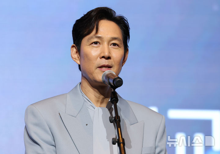 [서울=뉴시스] 황준선 기자 = 배우 이정재가 지난달 28일 서울 중구 롯데호텔에서 열린 제7회 뉴시스 한류엑스포(2025 K-엑스포)에서 외교부 장관상을 수상한 뒤 소감을 밝히고 있다. 2025.08.28. hwang@newsis.com