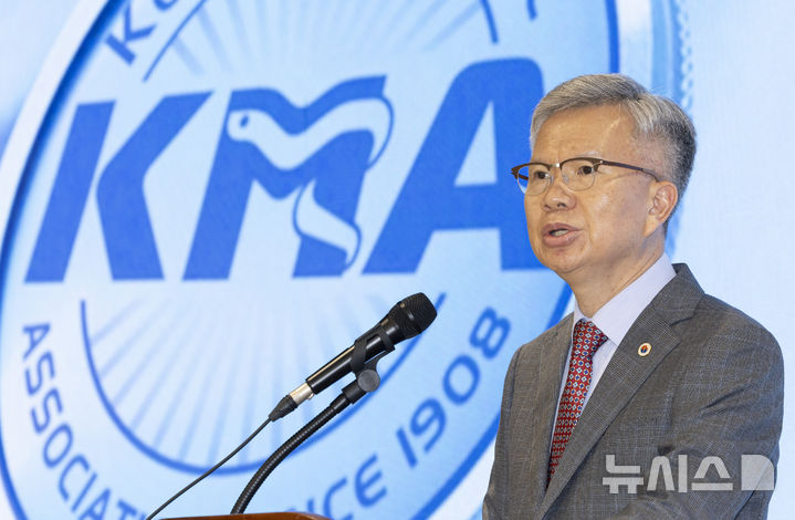 [서울=뉴시스] 김근수 기자 = 김택우 대한의사협회장이 28일 오후 서울 용산구 대한의사협회에서 열린 제43대 의협 집행부 제28차 의료현안 관련 정례브리핑에서 발언하고 있다. 2025.08.28. ks@newsis.com