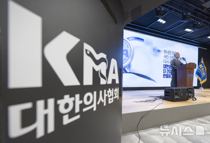 [서울=뉴시스] 김근수 기자 = 김택우 대한의사협회장이 28일 오후 서울 용산구 대한의사협회에서 열린 제43대 의협 집행부 제28차 의료현안 관련 정례브리핑에서 발언하고 있다. 2025.08.28. ks@newsis.com