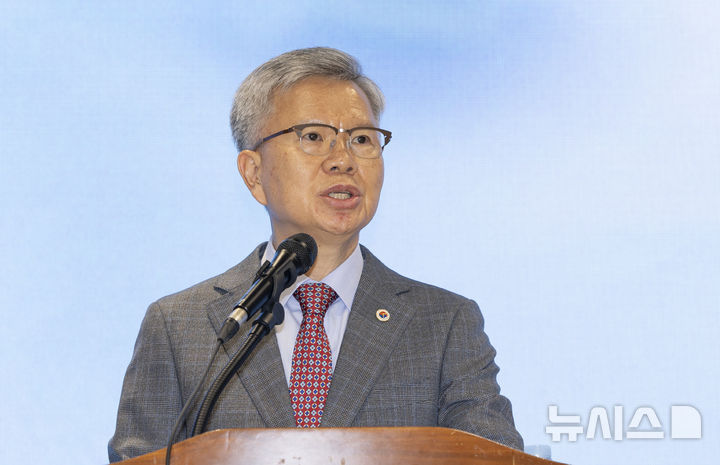 [서울=뉴시스] 김근수 기자 = 김택우 대한의사협회장이 지난 8월 28일 오후 서울 용산구 대한의사협회에서 열린 제43대 의협 집행부 제28차 의료현안 관련 정례브리핑에서 발언하고 있다. 2025.08.28. ks@newsis.com