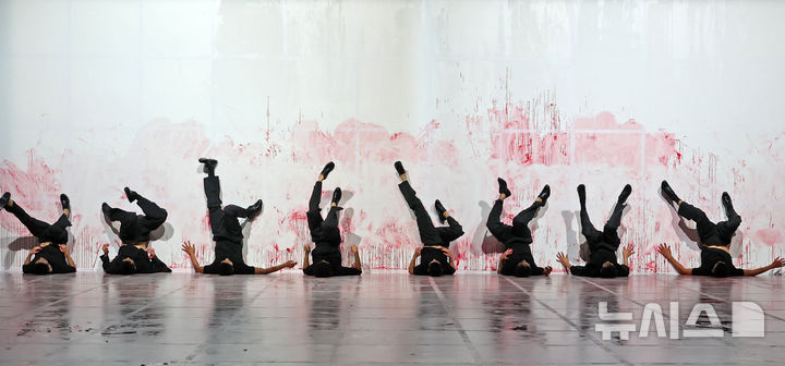 [서울=뉴시스] 박진희 기자 = 세종문화회관은 28일 서울 종로구 세종문화회관 s씨어터에서 김성훈 on Sync Next 25 'pink' 공연을 시연하고 있다. 싱크 넥스트(Sync Next)는 무경계 예술 공연 시리즈로, 다양한 장르와 형식의 융합을 통해 새로운 예술적 경험을 제공하는 컨템퍼러리 공연예술이다. 2025.08.28. pak7130@newsis.com