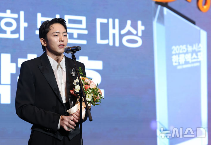 [서울=뉴시스] 황준선 기자 = 뮤지컬 '어쩌면 해피엔딩'의 박천휴 작가가 28일 서울 중구 롯데호텔에서 열린 제7회 뉴시스 한류엑스포(2025 K-엑스포)에서 서울시장상을 수상한 뒤 소감을 밝히고 있다. 2025.08.28. hwang@newsis.com