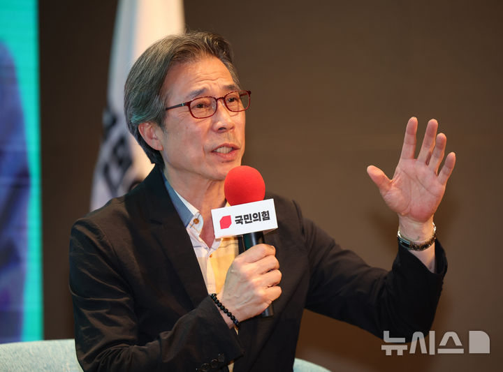 [인천=뉴시스] 김금보 기자 = 박명호 동국대 교수가 28일 오후 인천 중구 인천국제공항공사 항공교육원에서 열린 2025 국민의힘 국회의원 연찬회에서 '국민의힘 혁신과 보수의 재구성'을 주재로 특강을 하고 있다. 2025.08.28. kgb@newsis.com