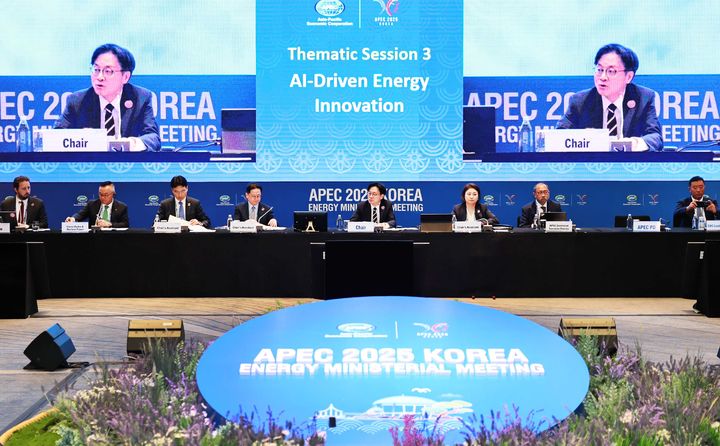 [서울=뉴시스] 김정관 산업통상자원부 장관이 28일 부산 해운대구 파라다이스호텔에서 열린 APEC 에너지장관회의에 참석해 발언하고 있다. (사진=산업통상자원부 제공) 2025.08.28. photo@newsis.com *재판매 및 DB 금지