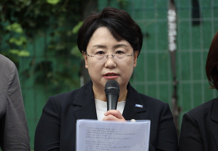 [서울=뉴시스] 김명년 기자 = 조국혁신당 김선민 당 대표 권한대행이 28일 오전 경기도 남양주시 모란공원 민주열사 묘역에서 열린 현장 최고위원회의에서 발언하고 있다.(사진=조국혁신당 제공) 2025.08.28. photo@newsis.com *재판매 및 DB 금지