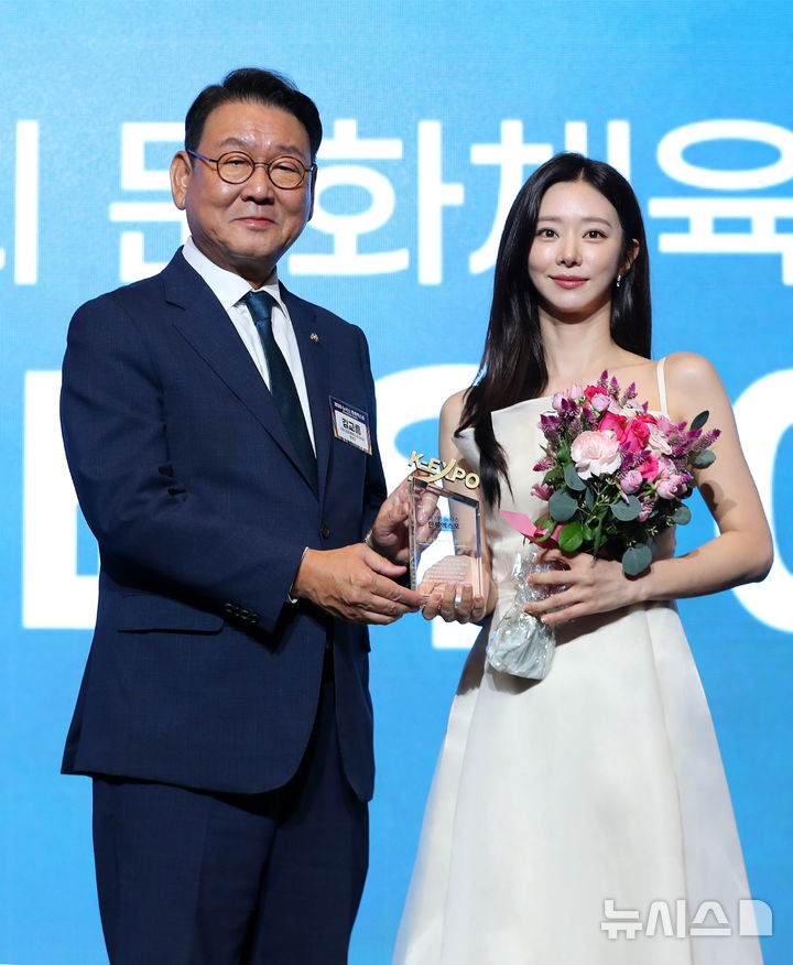 [서울=뉴시스] 김혜진 기자 = 김교흥 국회 문화체육관광위원장이 28일 오후 서울 중구 롯데호텔에서 열린 제7회 뉴시스 한류엑스포(2025 K-엑스포)에서 배우 이주빈에게 국회 문화체육관광위원장상을 수여한 뒤 기념촬영 하고 있다. 2025.08.28. jini@newsis.com