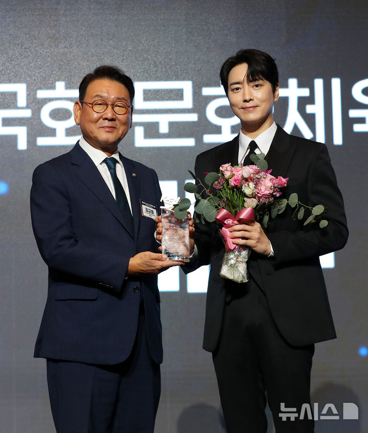 [서울=뉴시스] 김혜진 기자 = 김교흥 국회 문화체육관광위원장이 28일 오후 서울 중구 롯데호텔에서 열린 제7회 뉴시스 한류엑스포(2025 K-엑스포)에서 배우 이준혁에게 국회 문화체육관광위원장상을 수여한 뒤 기념촬영 하고 있다. 2025.08.28. jini@newsis.com