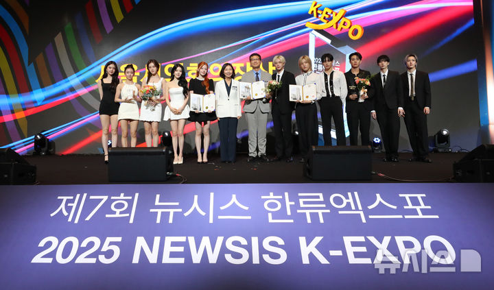 [서울=뉴시스] 김혜진 기자 = 최호정 서울시의회의장이 28일 오후 서울 중구 롯데호텔에서 열린 제7회 뉴시스 한류엑스포(2025 K-엑스포)에서 그룹 스테이씨, 휴온스메디텍 이진석 대표이사, 그룹 피원하모니에게 서울시의회의장상을 수여한 뒤 기념촬영 하고 있다. 2025.08.28. jini@newsis.com