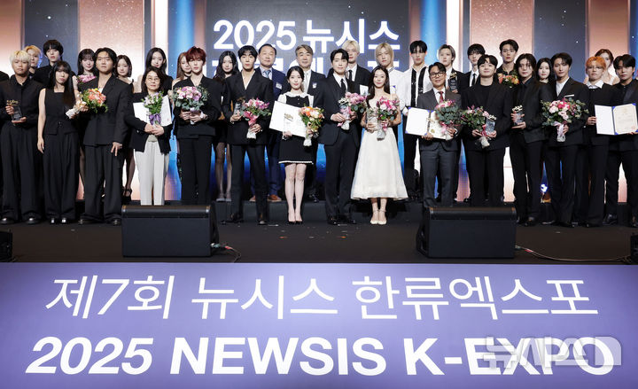 [서울=뉴시스] 조성우 기자 = 28일 서울 중구 롯데호텔에서 열린 제7회 뉴시스 한류엑스포(2025 K-엑스포)에서 염영남 뉴시스 대표이사와 길기연 서울관광재단 대표이사, 문화체육관광부장관상 수상 배우 겸 가수 아이유 등 각 부문 수상자들이 기념촬영을 하고 있다. 2025.08.28. xconfind@newsis.com
