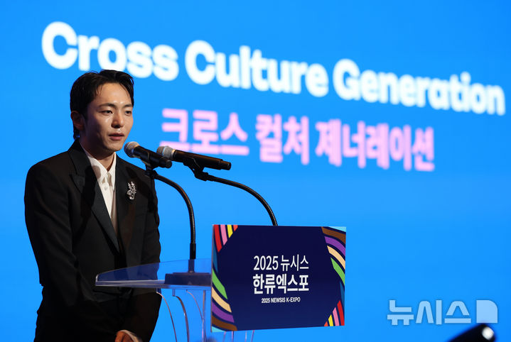 [서울=뉴시스] 황준선 기자 = 뮤지컬 '어쩌면 해피엔딩'의 박천휴 작가가 28일 서울 중구 롯데호텔에서 열린 제7회 뉴시스 한류엑스포(2025 K-엑스포)에서 미국 토니상을 휩쓴 K뮤지컬 '어쩌면 해피엔딩'의 특별함을 주제로 강연하고 있다. 2025.08.28. hwang@newsis.com