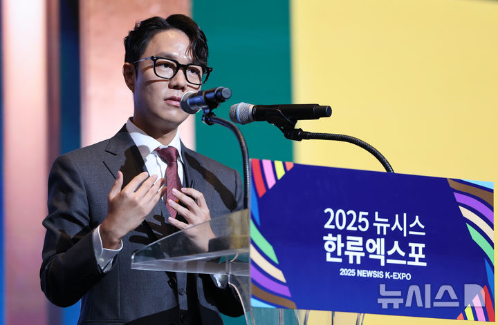 [서울=뉴시스] 황준선 기자 = '중증외상센터'의 이낙준 작가가 28일 서울 중구 롯데호텔에서 열린 제7회 뉴시스 한류엑스포(2025 K-엑스포)에서 '중증외상센터'로 본 K웹소설의 글로벌 시장 경쟁 가능성을 주제로 강연하고 있다. 2025.08.28. hwang@newsis.com