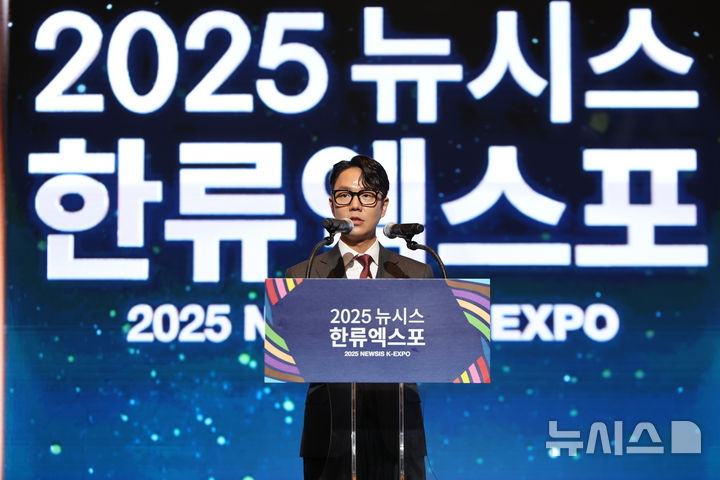 [서울=뉴시스] 황준선 기자 = '중증외상센터'의 이낙준 작가가 28일 서울 중구 롯데호텔에서 열린 제7회 뉴시스 한류엑스포(2025 K-엑스포)에서 '중증외상센터'로 본 K웹소설의 글로벌 시장 경쟁 가능성을 주제로 강연하고 있다. 2025.08.28. hwang@newsis.com