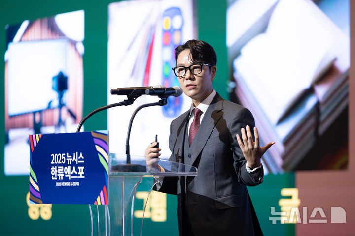 [서울=뉴시스] 황준선 기자 = '중증외상센터'의 이낙준 작가가 28일 서울 중구 롯데호텔에서 열린 제7회 뉴시스 한류엑스포(2025 K-엑스포)에서 '중증외상센터'로 본 K웹소설의 글로벌 시장 경쟁 가능성을 주제로 강연하고 있다. 2025.08.28. hwang@newsis.com