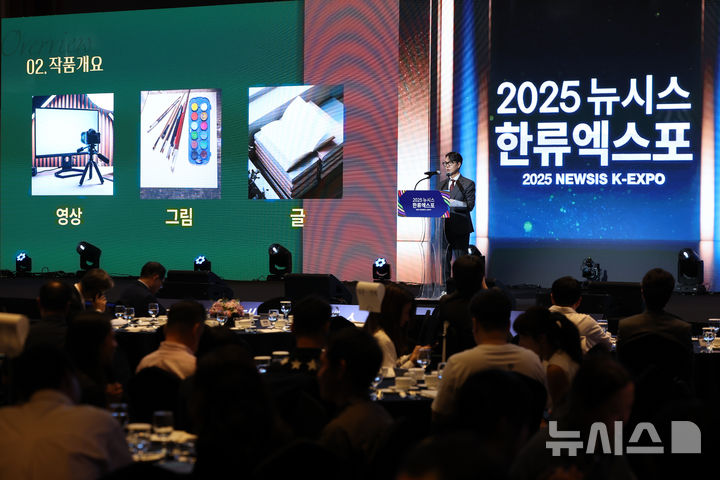 [서울=뉴시스] 황준선 기자 = '중증외상센터'의 이낙준 작가가 28일 서울 중구 롯데호텔에서 열린 제7회 뉴시스 한류엑스포(2025 K-엑스포)에서 '중증외상센터'로 본 K웹소설의 글로벌 시장 경쟁 가능성을 주제로 강연하고 있다. 2025.08.28. hwang@newsis.com