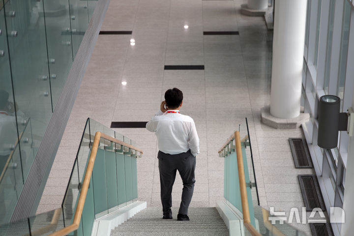 [인천=뉴시스] 김금보 기자 = 권성동 국민의힘 의원이 28일 오후 인천 중구 인천국제공항공사 항공교육원에서 열린 2025 국민의힘 국회의원 연찬회 도중 교육원 외부로 이동하고 있다. 김건희 특검팀은 이날 오후 권 의원에게 구속영장을 청구했다. 2025.08.28. kgb@newsis.com