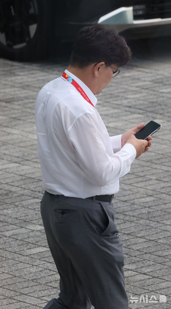 [인천=뉴시스] 김금보 기자 = 권성동 국민의힘 의원이 28일 오후 인천 중구 인천국제공항공사 항공교육원에서 열린 2025 국민의힘 국회의원 연찬회 참석 도중 교육원 외부로 이동하고 있다. 김건희 특검팀은 이날 오후 권 의원에게 구속영장을 청구했다. 2025.08.28. kgb@newsis.com