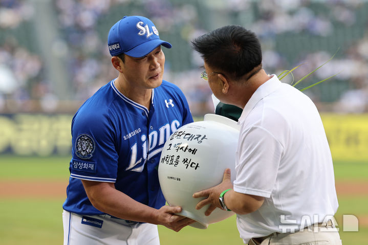 [서울=뉴시스] 권창회 기자 = 28일 서울 송파구 잠실야구장에서 KBO리그 두산 베어스와 삼성라이온즈의 경기 시작에 앞서 열린 오승환 은퇴투어 기념행사에서 삼성 오승환이 김태룡 두산베어스 단장으로부터 달항아리를 전달받고 있다. 2025.08.28. kch0523@newsis.com