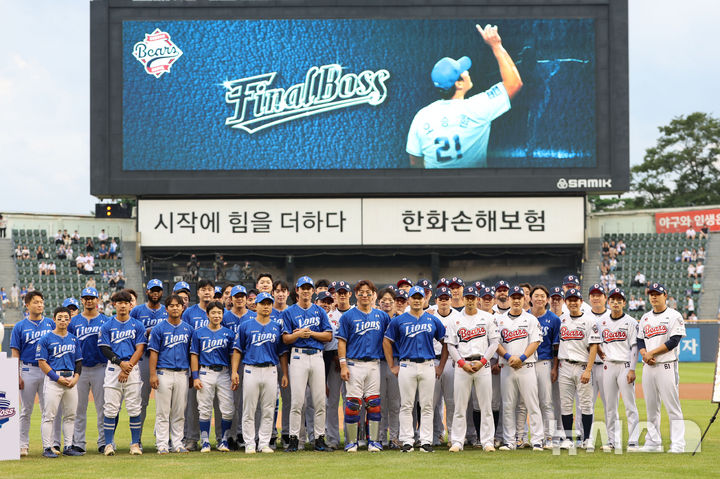 [서울=뉴시스] 권창회 기자 = 28일 서울 송파구 잠실야구장에서 KBO리그 두산 베어스와 삼성라이온즈의 경기 시작에 앞서 열린 오승환 은퇴투어 기념행사에서 삼성 오승환을 비롯한 삼성 선수들과 두산 선수들이 기념촬영을 하고 있다. 2025.08.28. kch0523@newsis.com