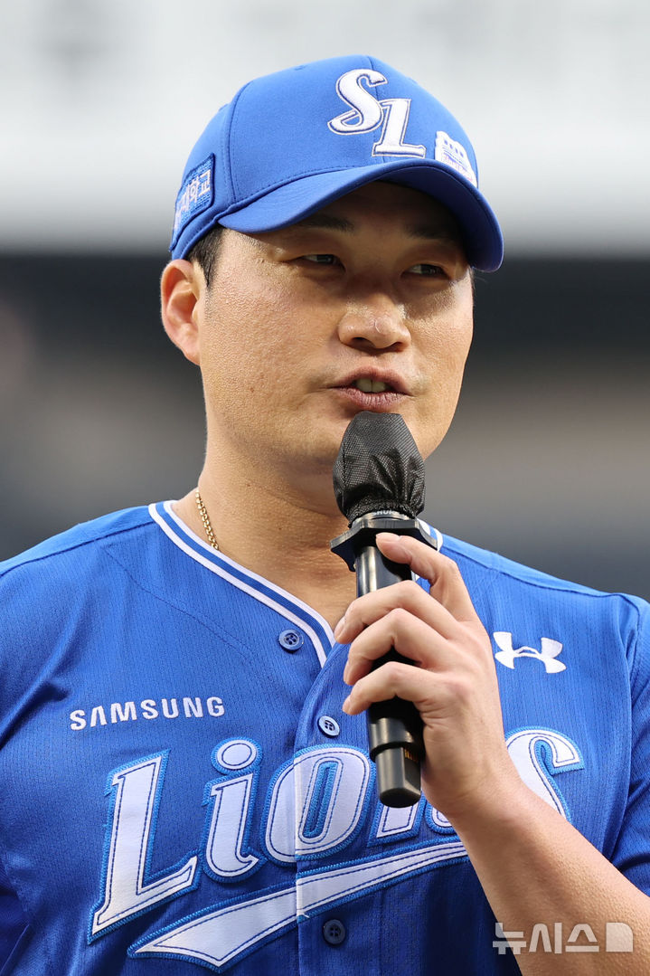[서울=뉴시스] 권창회 기자 = 28일 서울 송파구 잠실야구장에서 KBO리그 두산 베어스와 삼성라이온즈의 경기 시작에 앞서 열린 오승환 은퇴투어 기념행사에서 삼성 오승환이 은퇴 소감을 밝히고 있다. 2025.08.28. kch0523@newsis.com